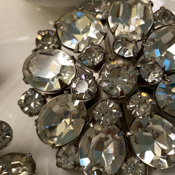 RHINESTONE MULTI-TIERED BROOCH & CLIP EARRINGS - Picture 4 of 8